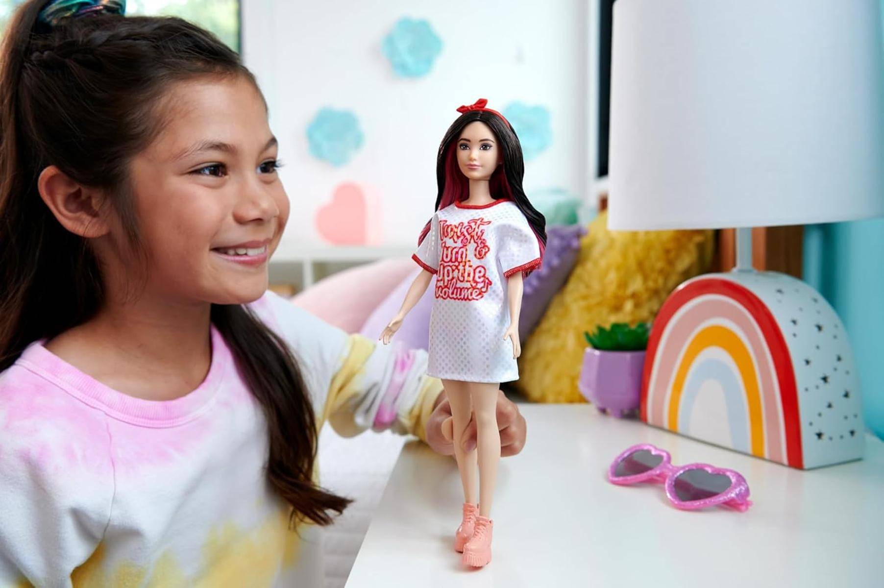 Barbie Fashionistas Puppe Nr. 214 mit schwarzem, gewelltem Haar, Twist ’n Turn-Kleid und Zubehör, Modepuppe zum Sammeln anlässlich des 65. Jubilä