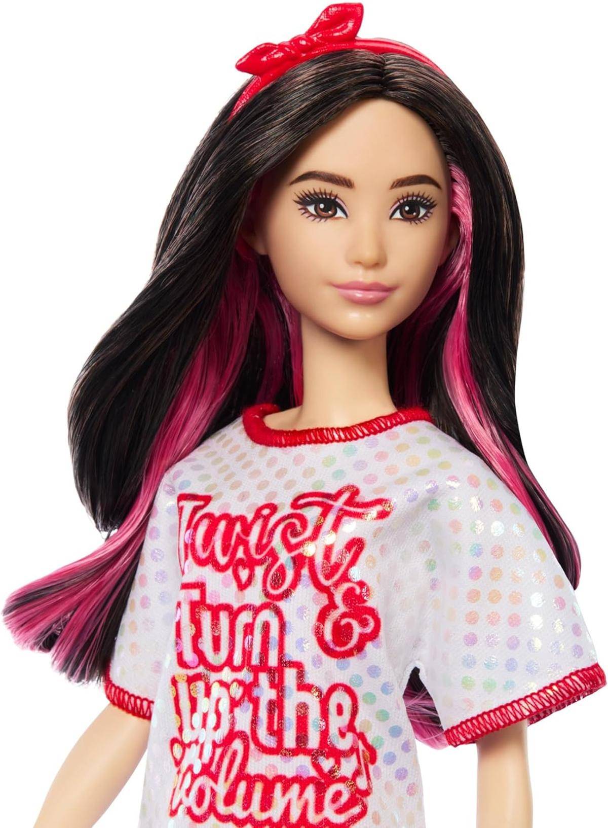 Barbie Fashionistas Puppe Nr. 214 mit schwarzem, gewelltem Haar, Twist ’n Turn-Kleid und Zubehör, Modepuppe zum Sammeln anlässlich des 65. Jubilä