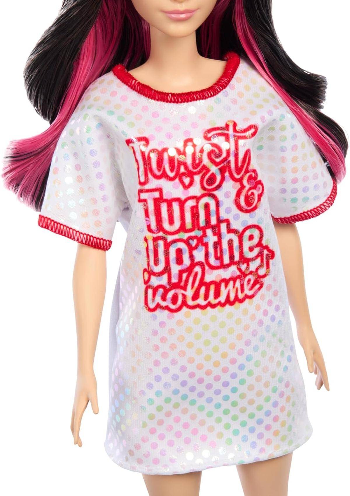 Barbie Fashionistas Puppe Nr. 214 mit schwarzem, gewelltem Haar, Twist ’n Turn-Kleid und Zubehör, Modepuppe zum Sammeln anlässlich des 65. Jubilä