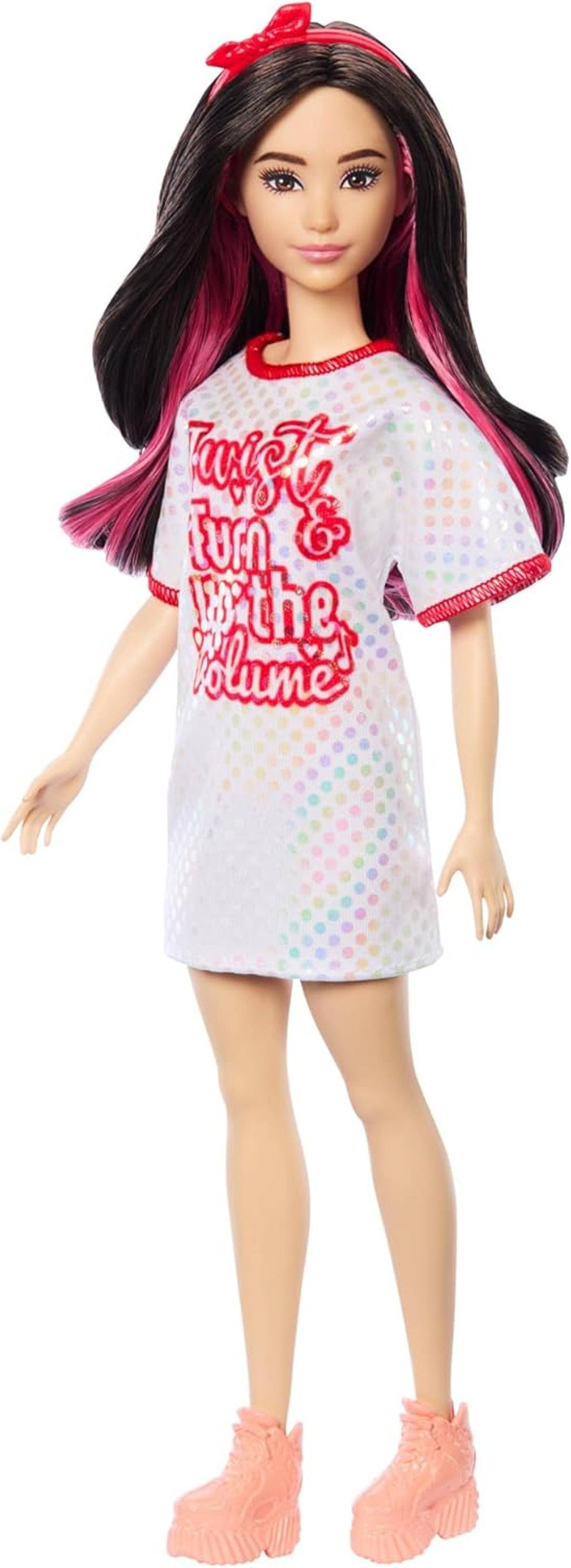 Barbie Fashionistas Puppe Nr. 214 mit schwarzem, gewelltem Haar, Twist ’n Turn-Kleid und Zubehör, Modepuppe zum Sammeln anlässlich des 65. Jubilä