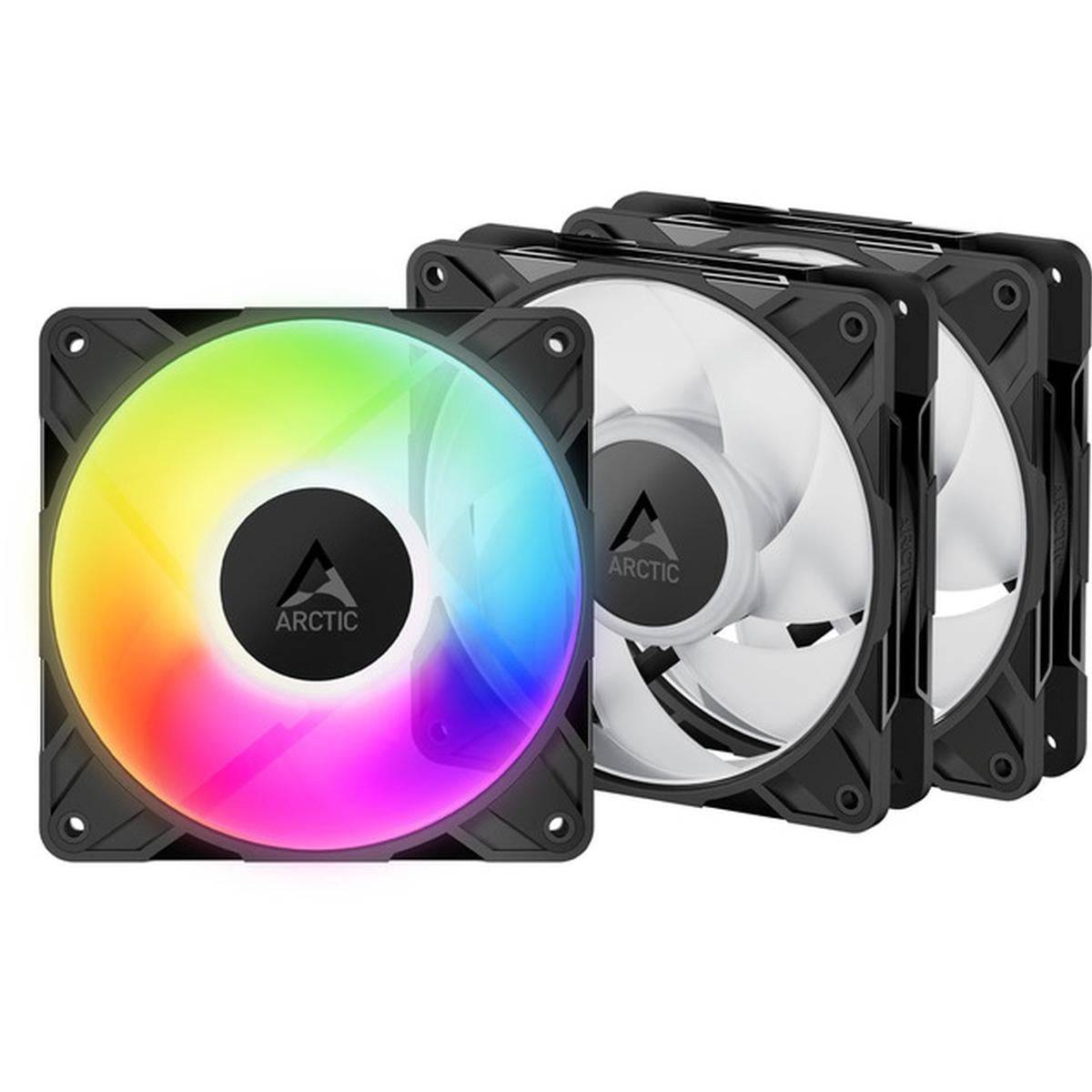 Drei Arctic PC-Kühlventilatoren, einschließlich eines RGB-Lüfters vorne und drei weiße, nicht-RGB-Lüfter übereinander im Hintergrund.