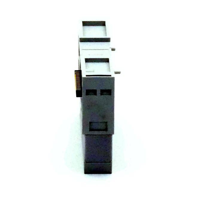Nahaufnahme eines kleinen schwarzweißen elektronischen Schalters oder Steckermoduls auf weißem Hintergrund.