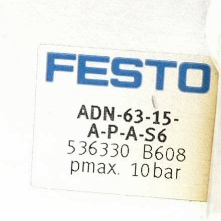 Nahaufnahme eines FESTO-Produktetiketts mit der Teilenummer ADN-63-15-A-P-A-S6, Code 536330 B608 und pmax. 10 bar.