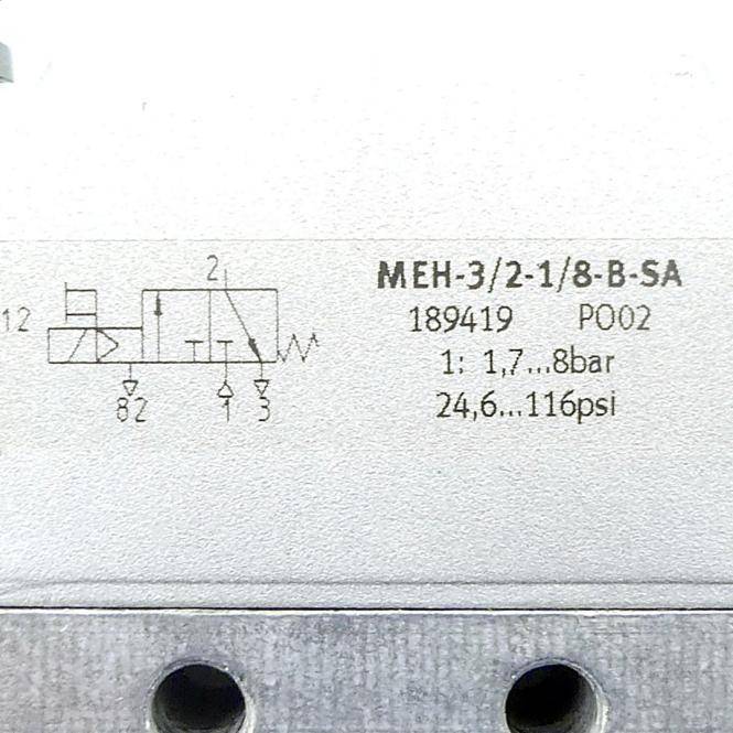 Nahaufnahme eines Etiketts eines Pneumatikventils mit dem Symbol und der Aufschrift „MEH-3/2-1/8-B-SA", Modell 189419, Druckbereich 1,7-8 bar (24,6-116 psi).