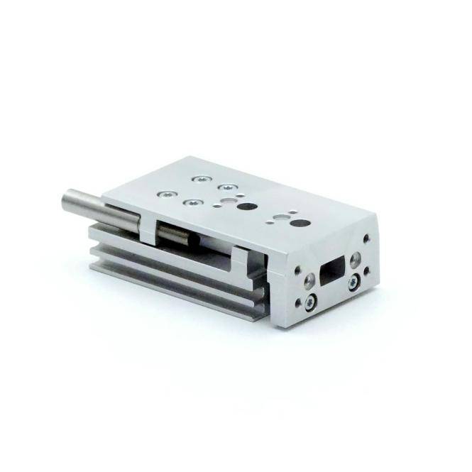 Silber-Metall-Pneumatik-Linearschieberantrieb mit vorstehender Stange und Befestigungslöchern, dargestellt auf weißem Hintergrund.
