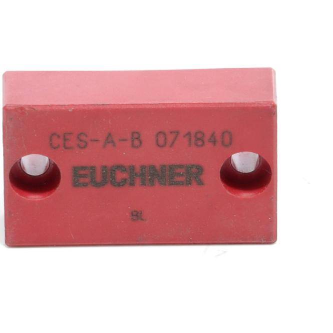 Rote EUCHNER-Sicherheitsschalter-Komponente mit der Bezeichnung „CES-A-B 071840