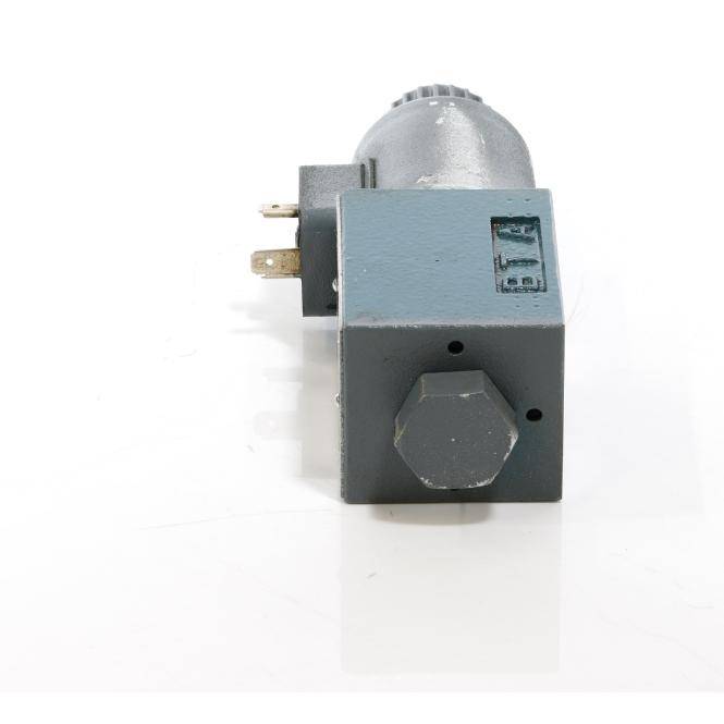 Kompakte graue industrielle elektrische Komponente mit zwei Metallklemmen und einem Einstellknopf auf weißem Hintergrund.