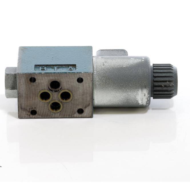 Nahaufnahme eines metallischen hydraulischen Ventils oder einer Solenoidbaugruppe mit mehreren Einlassöffnungen und einem gerippten Einstellknopf auf der rechten Seite.