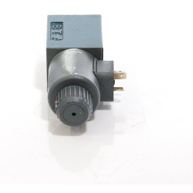 Grauer rotierender elektrischer Komponente mit gerilltem Einstellknopf und zwei Metallanschlüssen auf weißem Hintergrund.