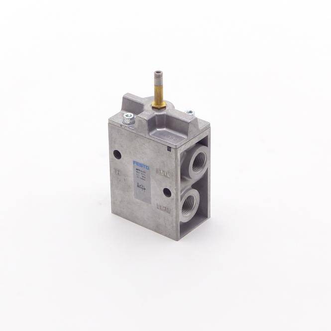 Metallischer pneumatischer Ventilblock mit Gewindeseitenanschlüssen und einer vertikalen Messingarmatur oben, isoliert auf weißem Hintergrund.