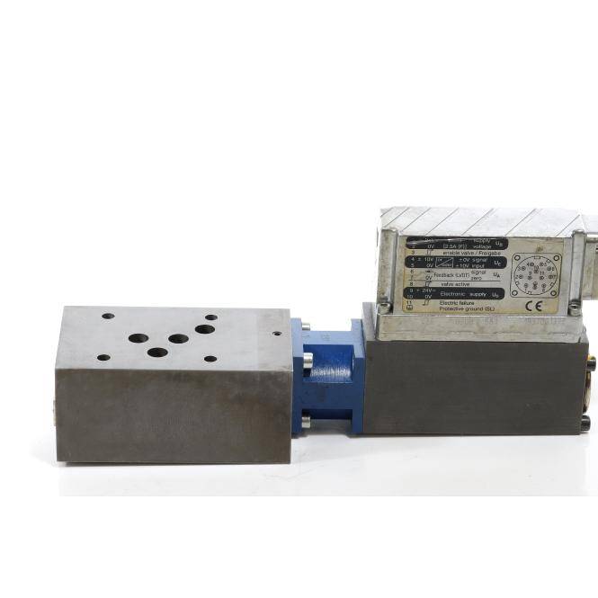 Industrielle Hydraulikventilbaugruppe mit einem Metallblock-Verteiler, blauem Verbindungsabschnitt und gekennzeichnetem Steuermodul auf weißem Hintergrund.