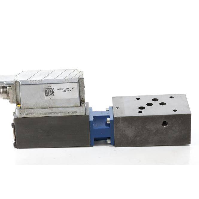 Industrielle Hydraulikventilbaugruppe mit Metallblöcken und einem blauen Anschluss, dargestellt auf weißem Hintergrund.
