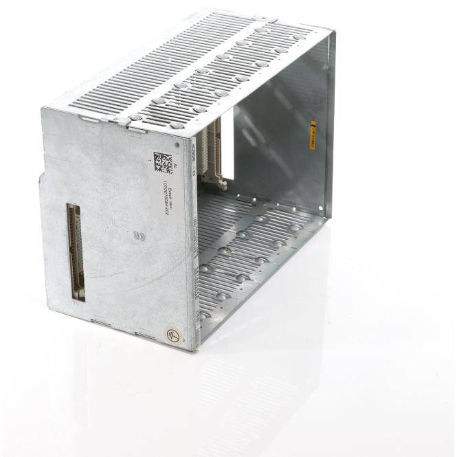 Silbermetall-Elektronikmodul oder Gehäuse mit offenem rechteckigem Rahmen, gezeigt auf weißem Hintergrund.