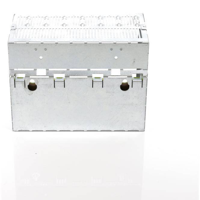 Metallische Elektrikverteilerdose mit aufklappbarem Deckel und Kabeldurchführungen auf weißem Hintergrund.