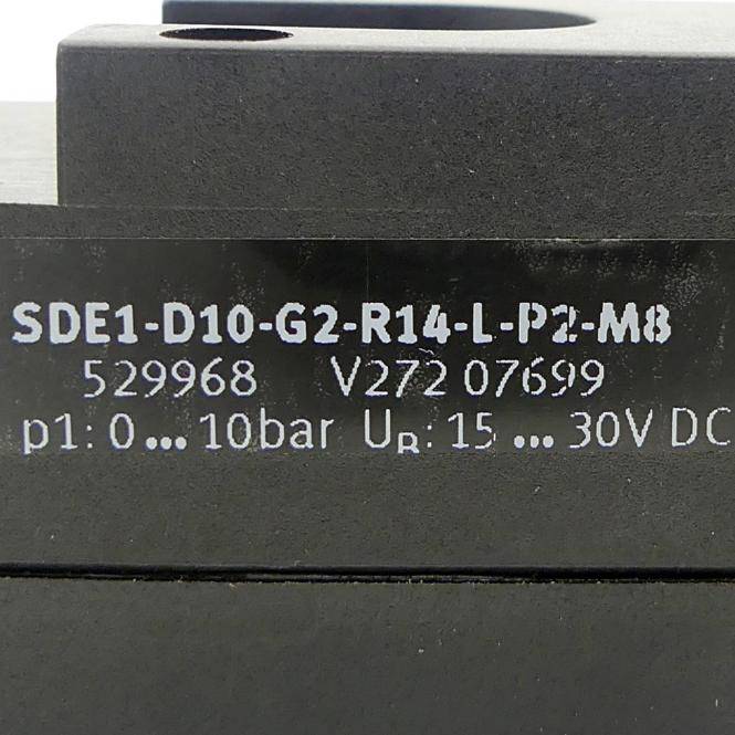 Nahaufnahme eines schwarzen Industriegeräteetiketts mit der Aufschrift „SDE1-D10-G2-R14-L-P2-M8