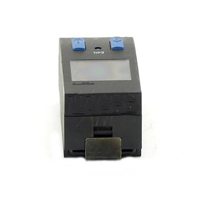 Schwarzes elektronisches Messgerät mit einem Anzeigefeld, zwei blauen Schaltflächen oben und einem vorderen Schlitz oder einer Verriegelung auf einem einfachen weißen Hintergrund.