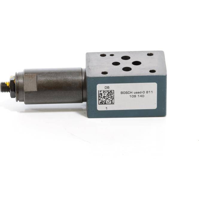 Nahaufnahme eines Bosch-Magnetventils/industriellen Aktuators mit einem Metallzylinder und gehäuse mit Lochung auf weißem Hintergrund.