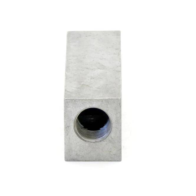 Rechteckiger Metallblock mit einem Gewindeloch in der Nähe eines Endes, auf weißem Hintergrund dargestellt.
