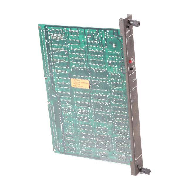 Grünes Schaltungsmodul mit Metallrandstecker und Befestigungshardware, dargestellt auf weißem Hintergrund.