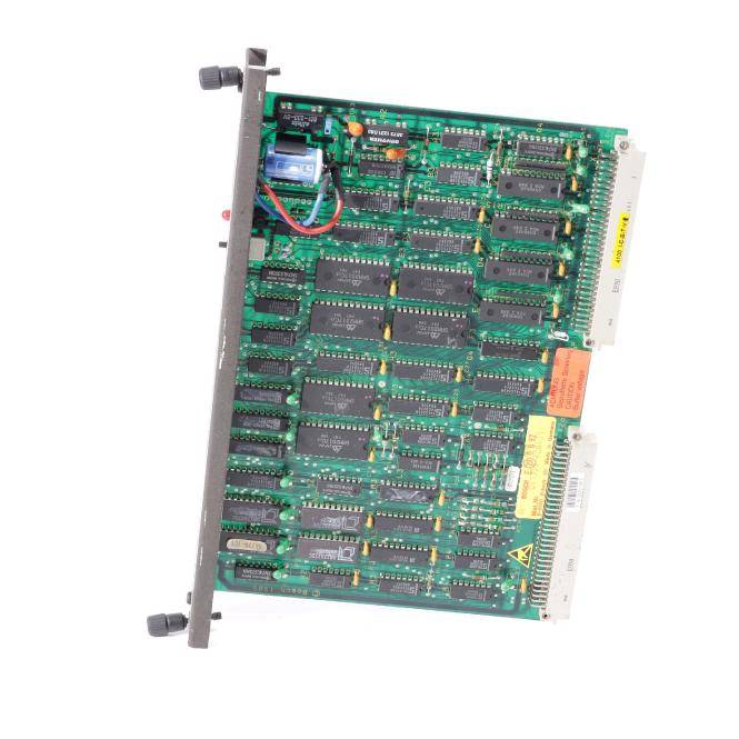 Leiterplatte mit vielen integrierten Chips und Steckverbindern, die auf einer Metallhalterung montiert sind und vor weißem Hintergrund isoliert dargestellt.
