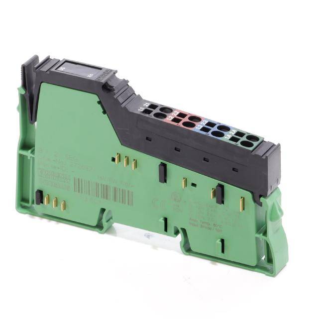 Grünes und schwarzes Industrieelektronikkonnektormodul mit mehreren farbigen Anschlussöffnungen auf weißem Hintergrund.