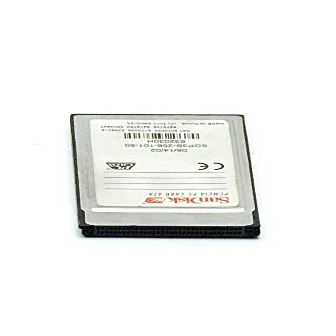 Eine SanDisk CompactFlash-Speicherkarte, flach auf weißem Hintergrund liegend, mit der Etikett-Seite nach oben gezeigt.