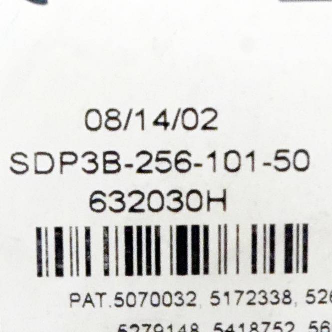 Etikett mit Datum „08/14/02", Teilenummer „SDP3B-256-101-50"", Code „632030H"", Barcode und Patentnummern darunter.