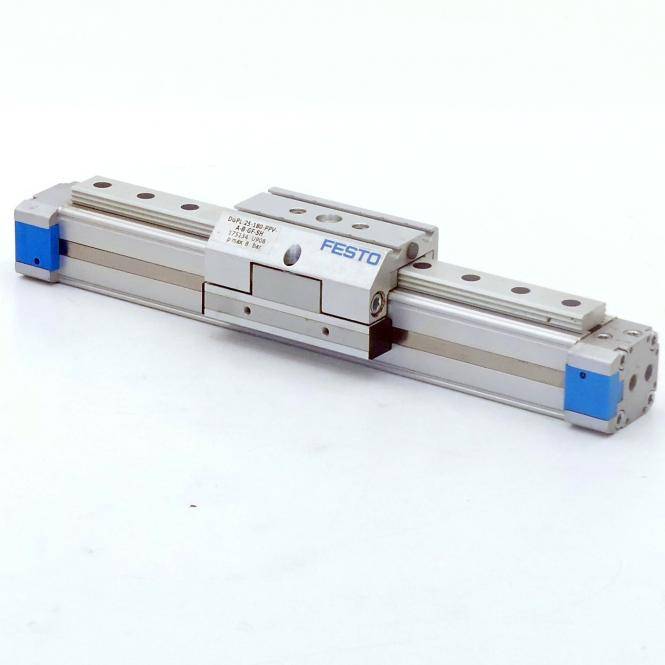 Festo Linearantrieb mit Schiebeschlitten und blauen Endkappen, auf weißem Hintergrund dargestellt.