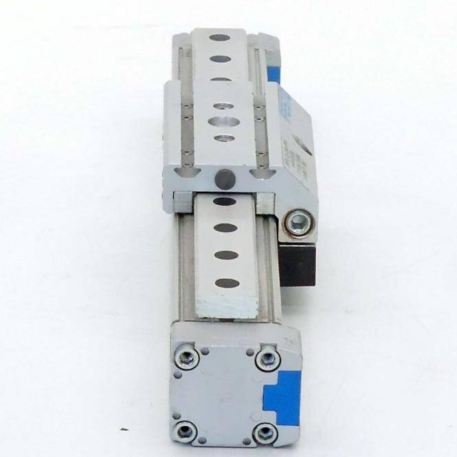 Pneumatischer Linearaktuator aus Metall mit perforierter Montageplatte und blauer Akzentuierung auf weißem Hintergrund.