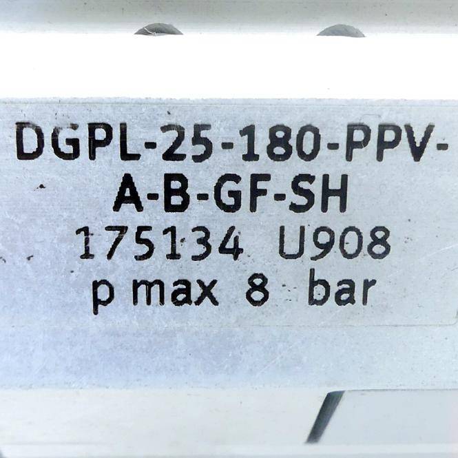 Nahaufnahme eines Produktetiketts mit der Aufschrift „DGPL-25-180-PPV-A-B-GF-SH 175134 U908 p max 8 bar".