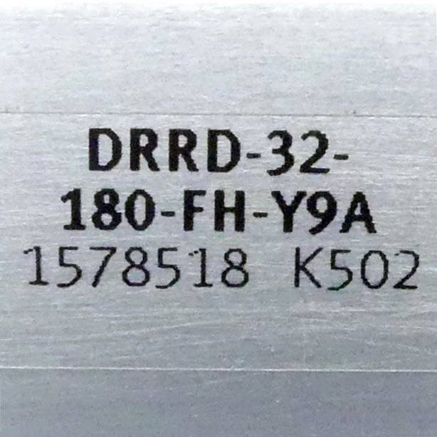 Nahaufnahme einer Metalloberfläche mit dem gestempelten Text „DRRD-32-180-FH-Y9A" und „1578518 K502"".