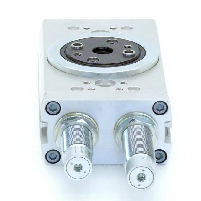 Nahaufnahme einer silbernen industriellen mechanischen Komponente mit zwei Gewindeverbindern an der Vorderseite und einer kreisförmigen Befestigungsplatte oben.