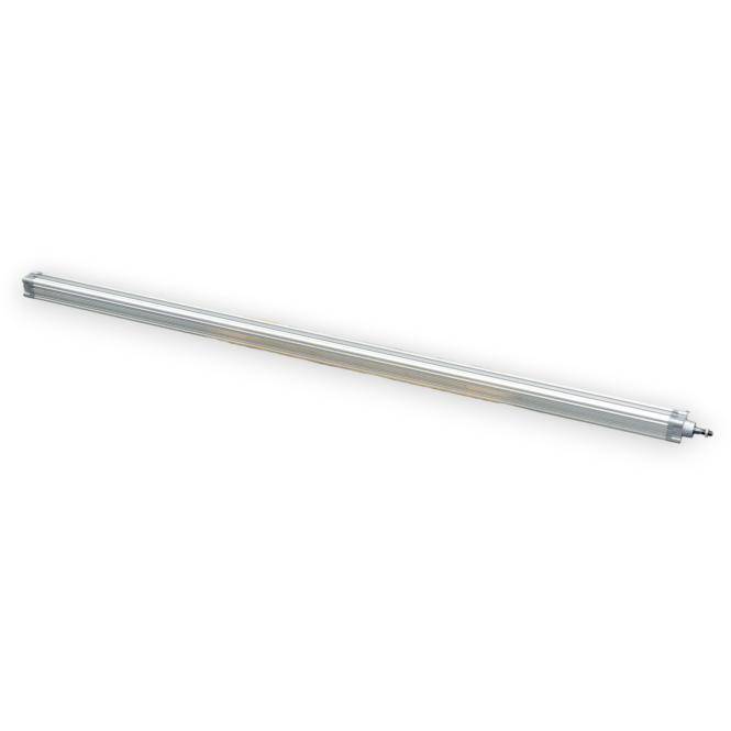Lange metallische Leuchtstoffröhre auf weißem Hintergrund, diagonal dargestellt.