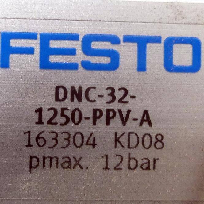 Nahaufnahme eines Festo-Produktetiketts mit den Angaben „DNC-32-1250-PPV-A", „163304 KD08"" und „pmax. 12 bar"".