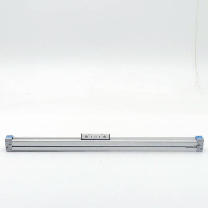 Lange silberne Aluminium-Schiene oder Schienenstrang mit Endbefestigungen und einem kleinen Steuermodul in der Mitte, dargestellt auf weißem Hintergrund.