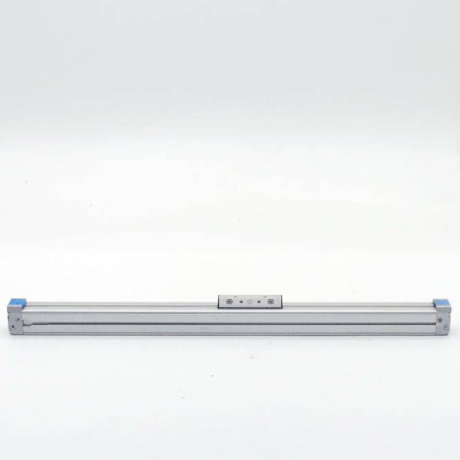 Lange silberne Aluminiumschiene oder Laufschiene mit blauen Endkappen auf weißem Hintergrund, wahrscheinlich eine Montage- oder Linearführungskomponente.
