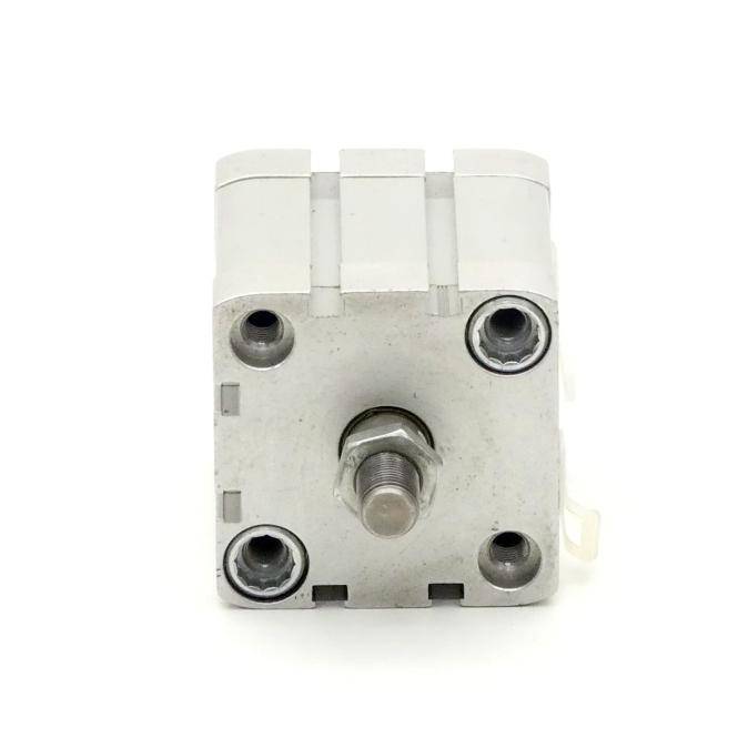 Vorderansicht einer kleinen quadratischen metallischen mechanischen Komponente mit einer zentralen Gewindewelle und vier Befestigungslöchern auf weißem Hintergrund.