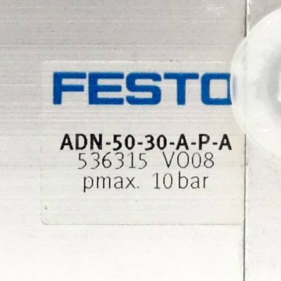 Nahaufnahme eines Festo-Produktetiketts mit "ADN-50-30-A-P-A"", ""536315 V008"" und ""pmax. 10 bar"".