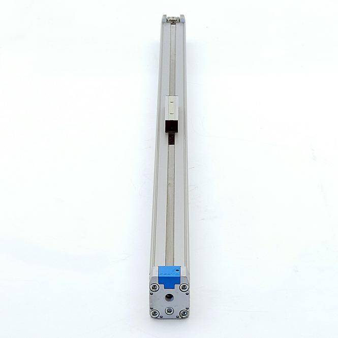 Ein langer silberner linearer Aktuator oder Schienenmechanismus, der vertikal auf einem schlichten weißen Hintergrund steht, mit einem kleinen blaugrauen Befestigungsblock am unteren Ende.