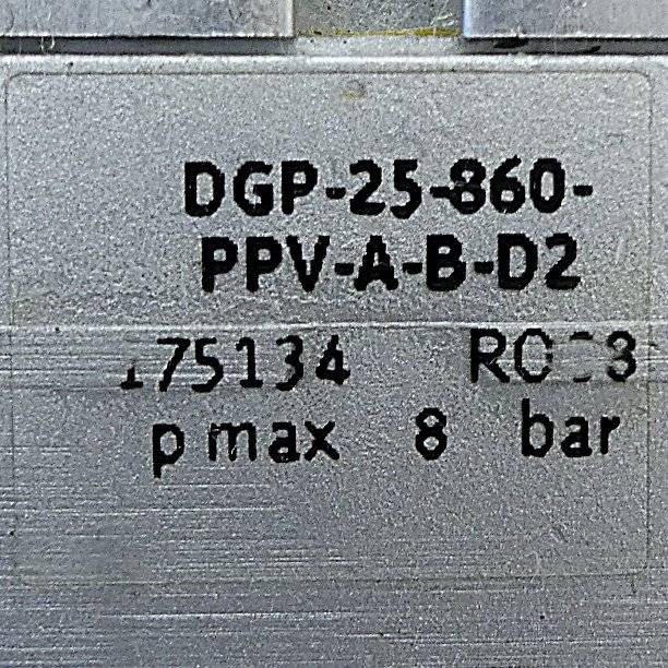 Nahaufnahme eines Metallausrüstungsschildes mit der Modellnummer DGP-25-860-PPV-A-B-D2, Code 175134, RC-3 und „p max 8 bar".