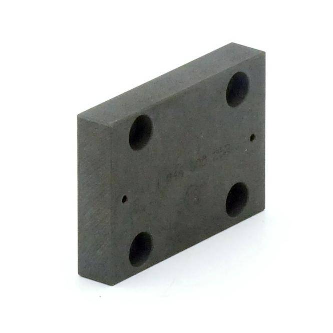 Schwarzer rechteckiger Metallblock mit vier großen Ecklöchern und zwei kleinen Seitenlöchern, dargestellt auf weißem Hintergrund.