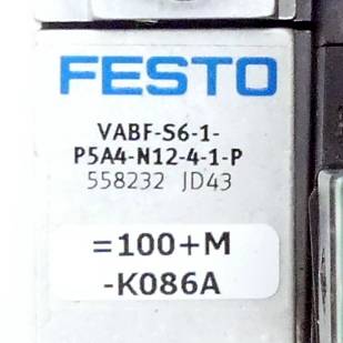 Nahaufnahme eines Festo-Geräteschildes mit dem Modell „VABF-S6-1-P5A4-N12-4-1-P