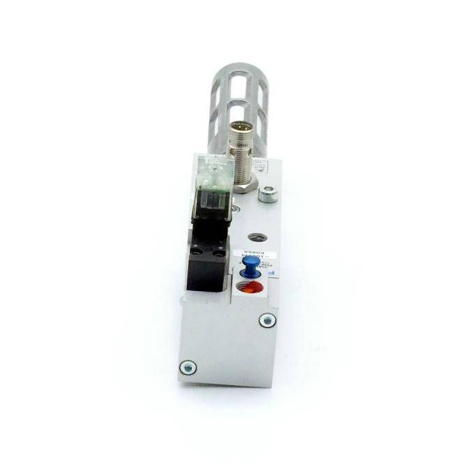 Kompaktes industrielles Elektrogerät mit Metallgehäuse, zylindrischer belüfteter Oberseite und sichtbaren Stecker- und Schalterkomponenten auf weißem Hintergrund.