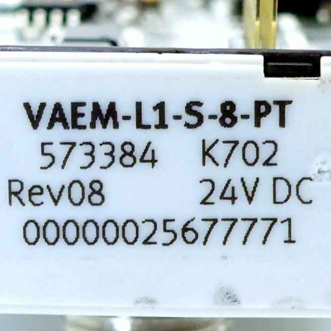 Nahaufnahme eines weißen Etiketts eines elektronischen Moduls mit der Aufschrift „VAEM-L1-S-8-PT
