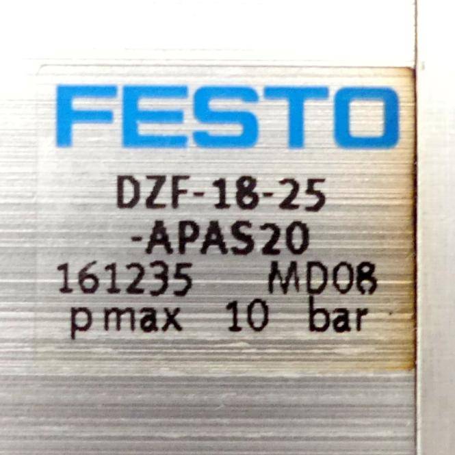 Nahaufnahme eines Festo-Metallteils mit einem Etikett, auf dem „DZF-18-25", „-APAS20"", „161235"", „MD08"" und „p max 10 bar"" zu lesen ist.