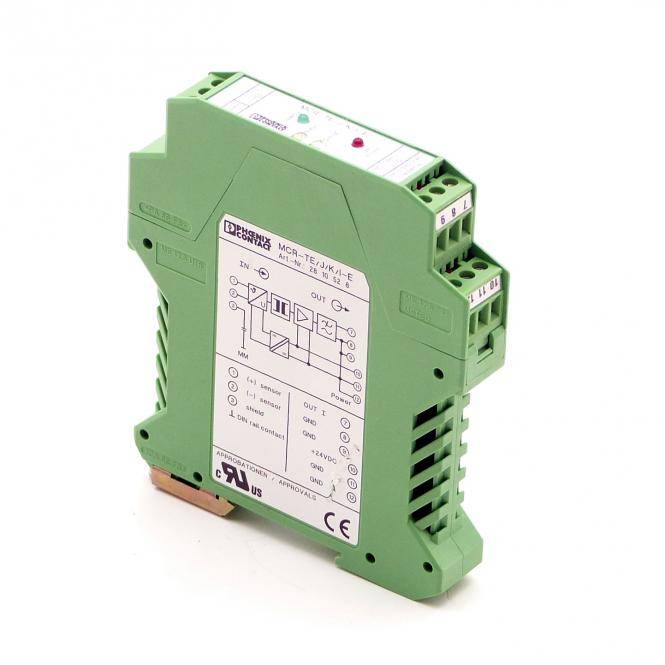 Grünes DIN-Schienen-Elektronikrelaismodul mit Anschlussblöcken und gedrucktem Schaltschema auf der Vorderseite.