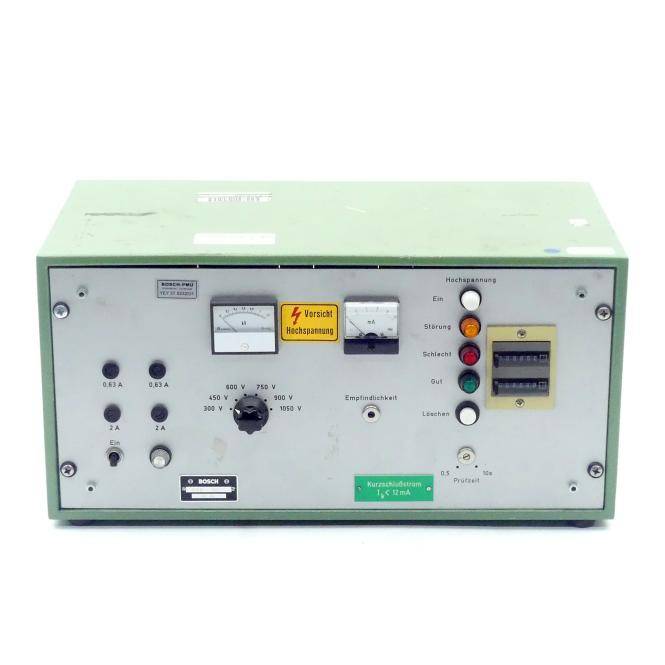 Vorderansicht eines vintage grünen elektrischen Bedienfelds mit Messinstrumenten, Schaltern, Anzeigelampen und einem Warnschild, wahrscheinlich für Stromprüfung.
