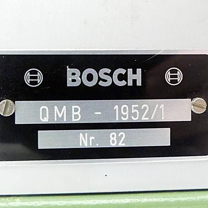 Nahaufnahme eines Bosch-Typenschildes mit der Bezeichnung "QMB-1952/1"" und ""Nr. 82"" auf einem schwarzsilbernen Metallpaneel.