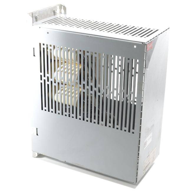 Silber-Metallindustrielle Lüftungsanlage mit seitlichen Lüftungsöffnungen und sichtbarem internem Ventilator, auf weißem Hintergrund dargestellt.