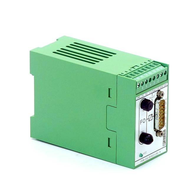 Grünes Industrieelektronikmodul mit belüftetem Oberteil und Frontklemmenverbindern, dargestellt auf weißem Hintergrund.